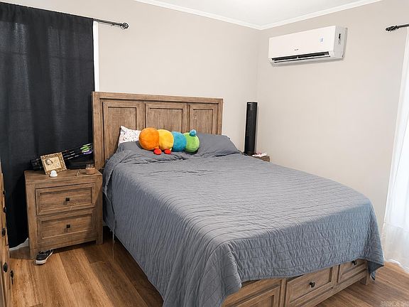5th image of 404 Bud St