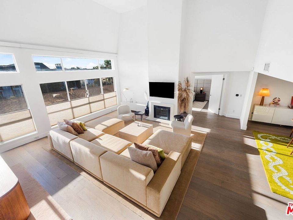 1st image of 11690 Montana Ave #Penthouse 303
