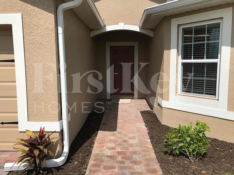217 NW 9th St — Photo 2