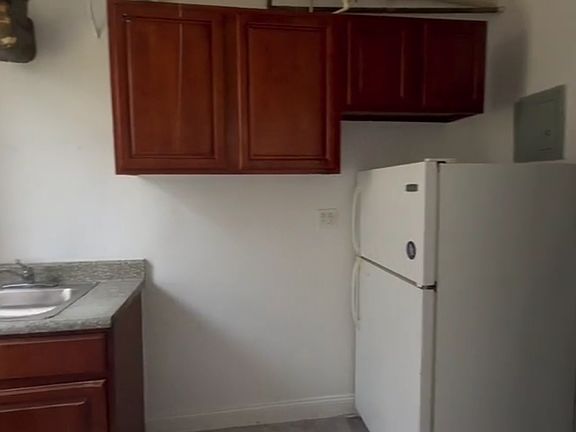 4th image of 1279 Morris Ave #1