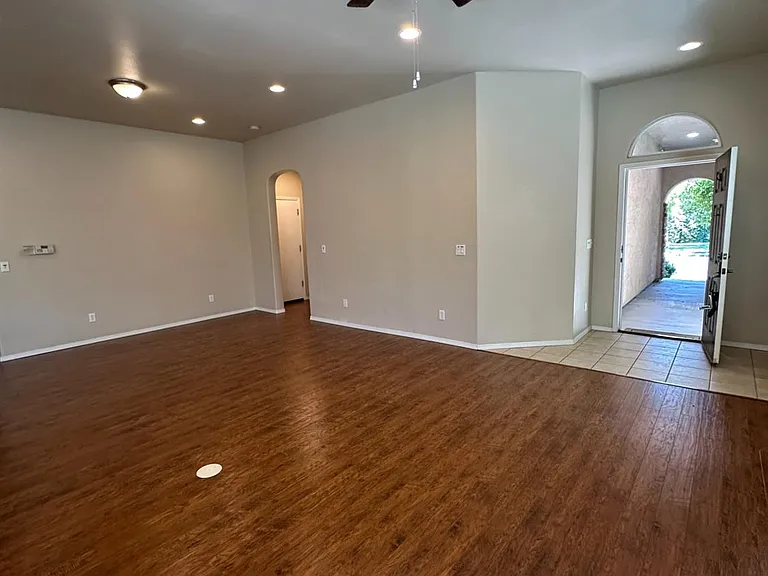 5541 N Plum Ln — Photo 3