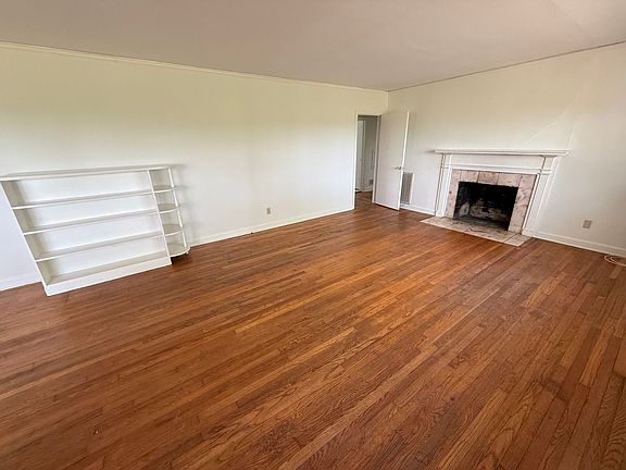 3rd image of 114 Lookout Cir SW