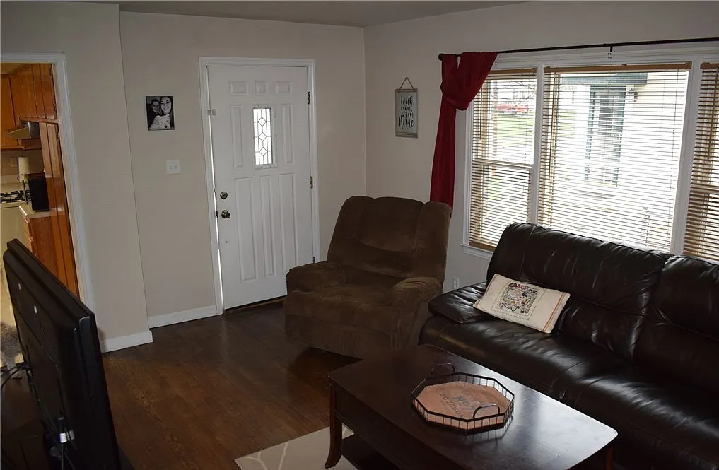 3 bed, 872 sqft, $1,300 — Photo 2