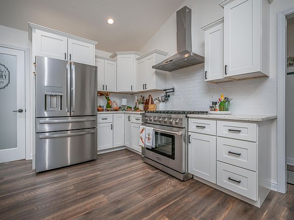 3rd image of 102 Woodlock Dr