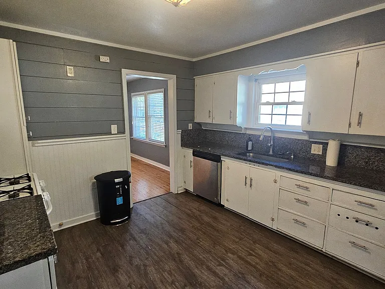 2620 N Elm St — Photo 10