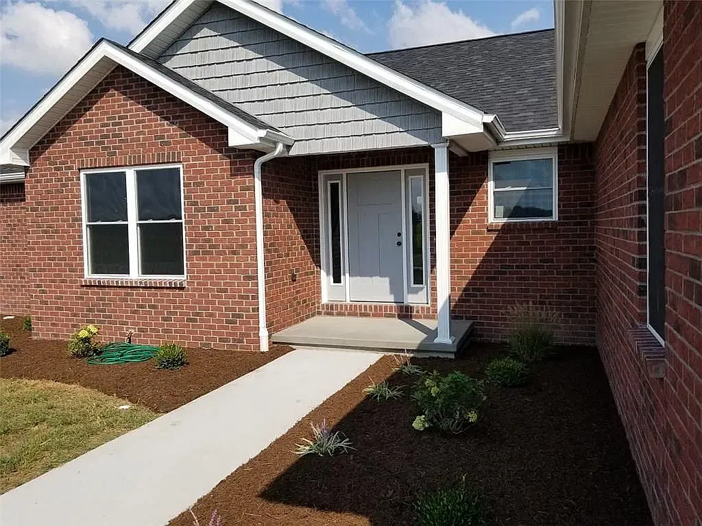 4 bed, 1900 sqft, $2,500 — Photo 2
