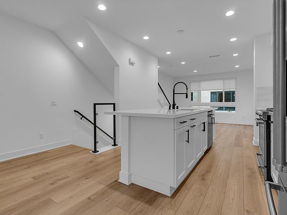 2nd image of 2907 W Exposition Pl Unit 5