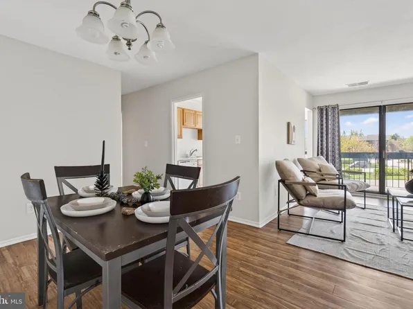 561 Florida Ave APT 204, Herndon, VA 20170