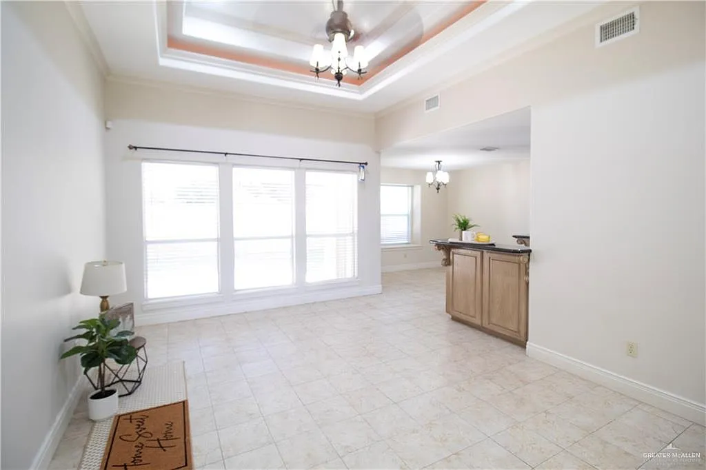 3 bed, 2.0 bath, 1827 sqft, $1,795 — Photo 4