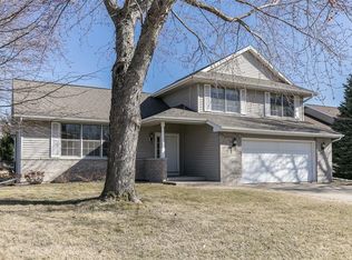 1190 Lyndhurst Dr, Hiawatha, IA 52233