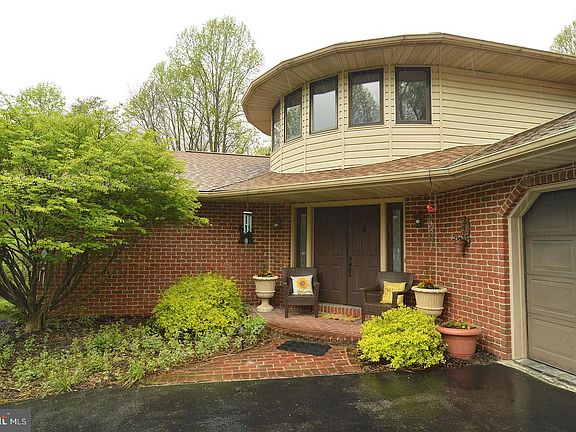 4th image of 26 White Oak Dr