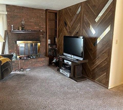 2nd image of 1071 N Holly Dr