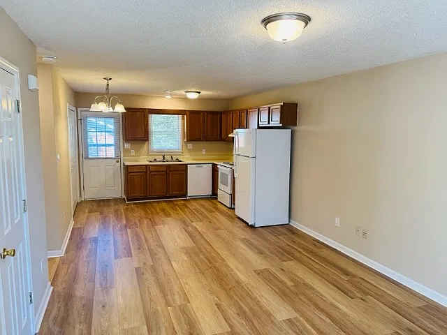 2 bed, $900 — Photo 2