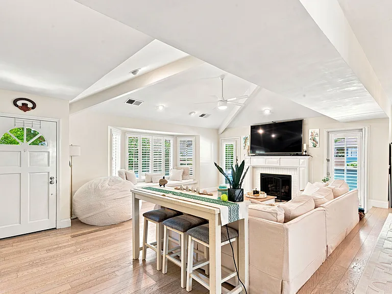 18721 Hatteras St #5 — Photo 7