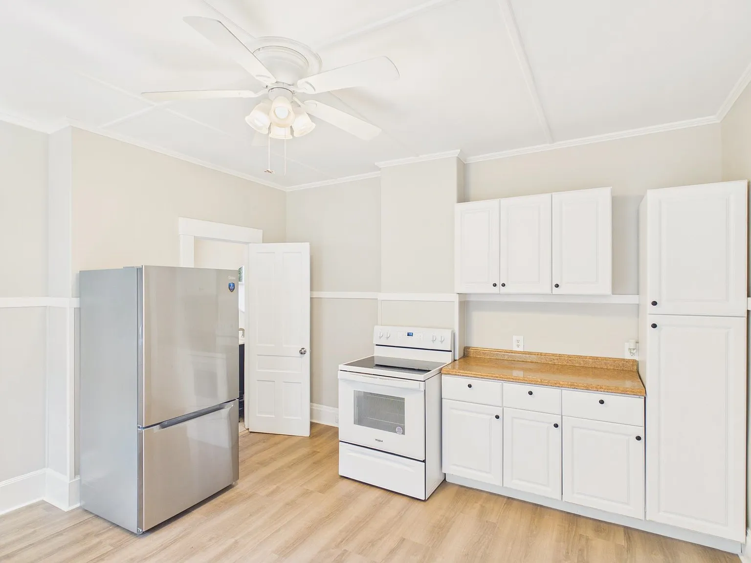 3 bed, 1.0 bath, 1420 sqft, $2,700 — Photo 4