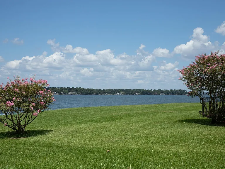 135 April Point Dr N — Photo 23