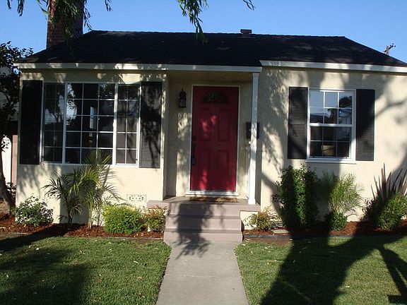 front of home, with landscaped yard from a front view