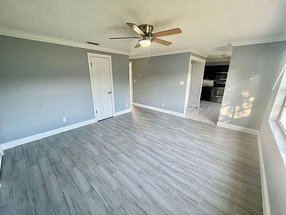 3rd image of 910 Alicia Ave #5B