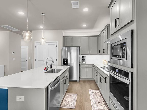 4th image of 440 Navona Dr