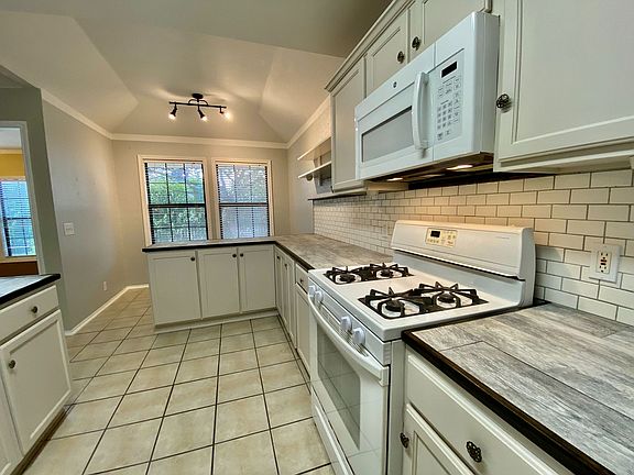 3rd image of 140 Llama Loop