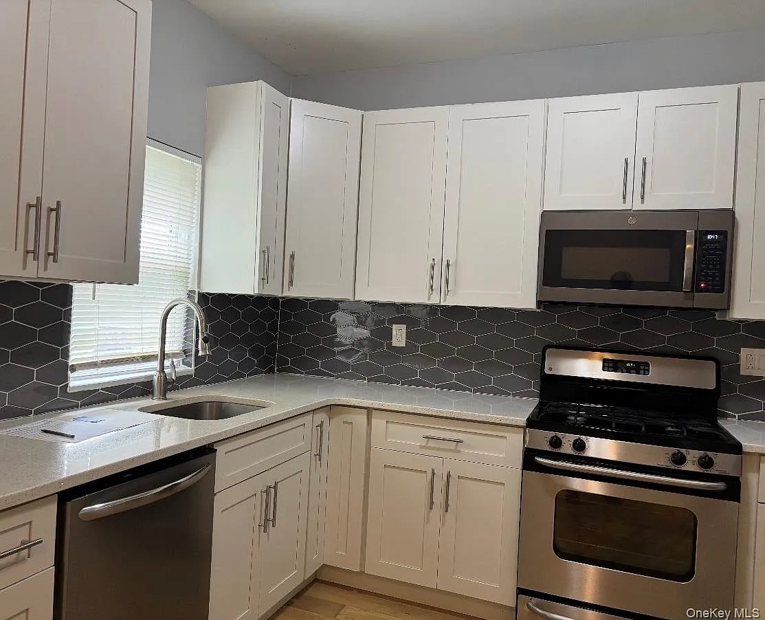 2 bed, 1.0 bath, 1242 sqft, $2,900 — Photo 2