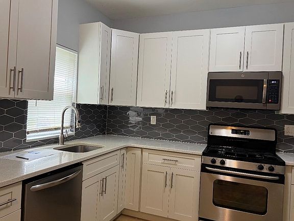 2nd image of 980 Thomas Ave #1