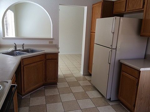 4th image of 701 W Oakley Pl