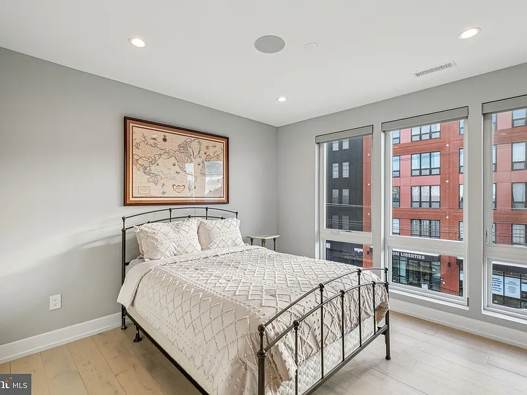 527 Brown St — Photo 16
