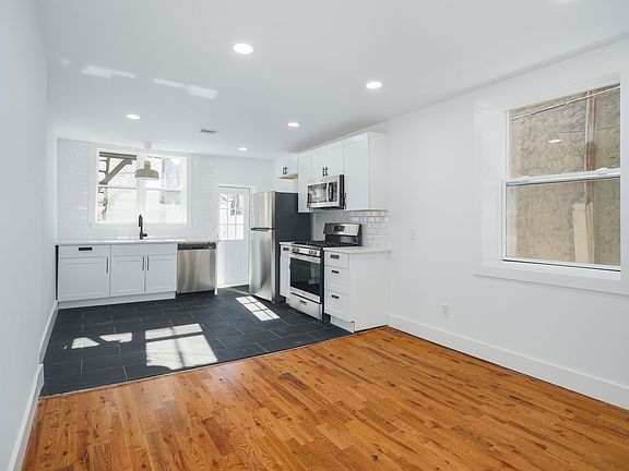 4th image of 724-28 Dickinson St #4
