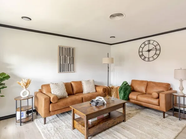 916 Acorn St, Bedford, TX 76022