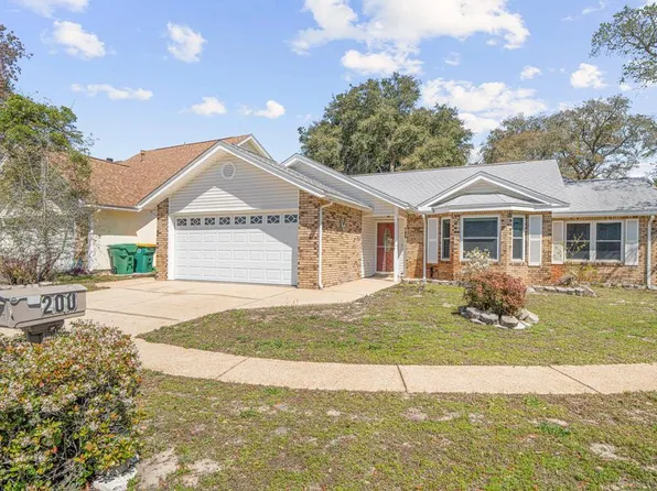 200 Woodland Park Cir, Mary Esther, FL 32569