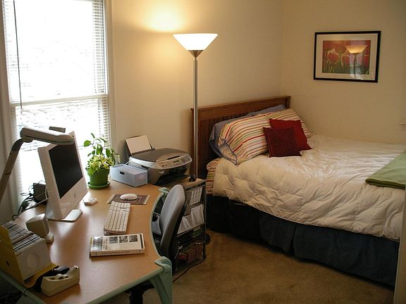 4th image of 303 Hiscock St