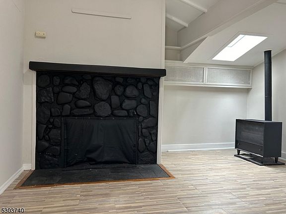 3rd image of 9 Baldwin St