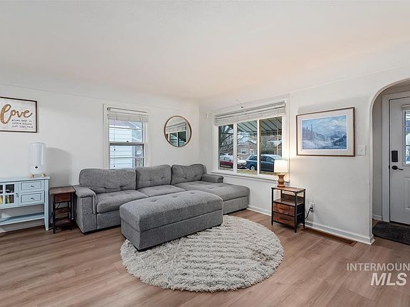 3rd image of 308 S Juniper St
