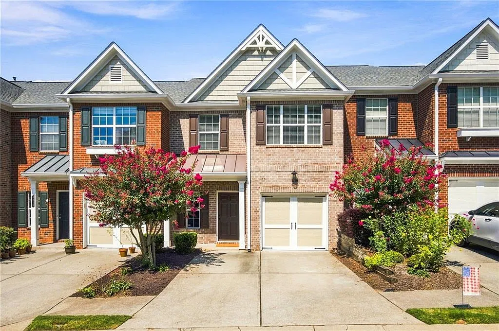 3 bed, 2.5 bath, 1639 sqft, $2,400 — Photo 1