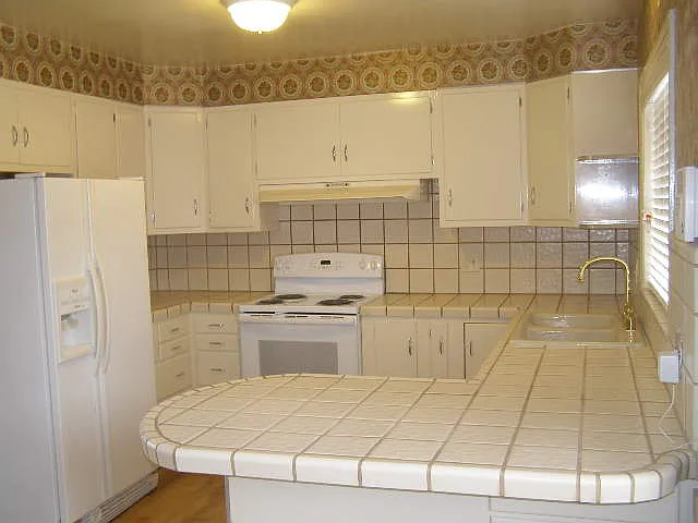 Kitchen counters & cabinets