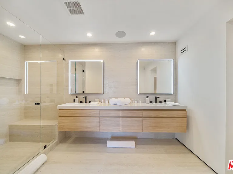 8800 Hollywood Blvd — Photo 41