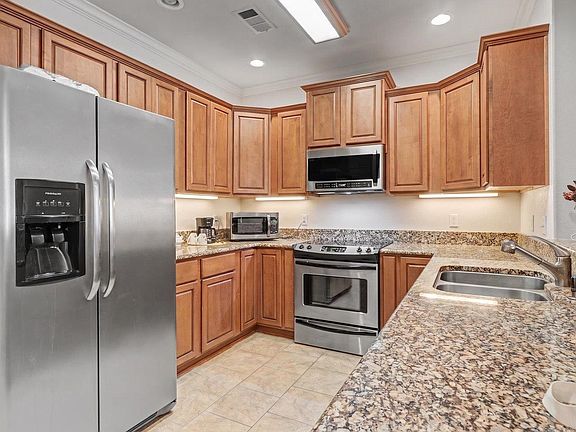 5th image of 640 Arkridge Rd Unit D2