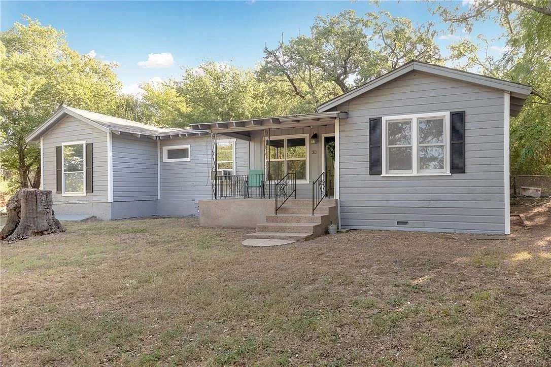 3 bed, 1256 sqft, $1,900 — Photo 1