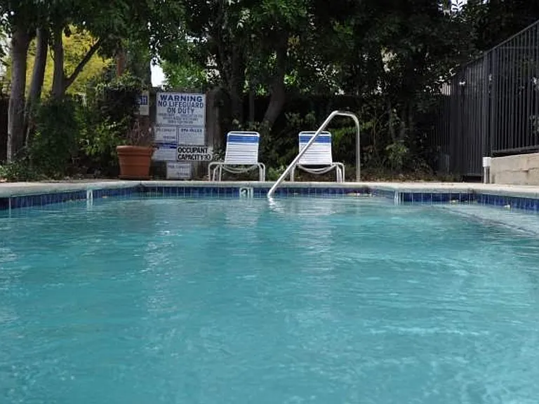 5921 Whitsett Ave — Photo 9
