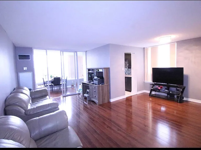 550 Webb Dr — Photo 2