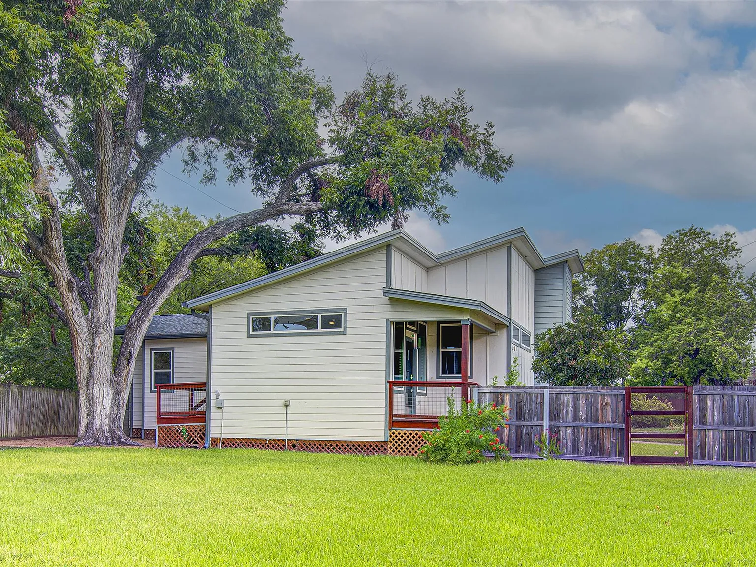 3 bed, 2.0 bath, 1427 sqft, $3,200 — Photo 3