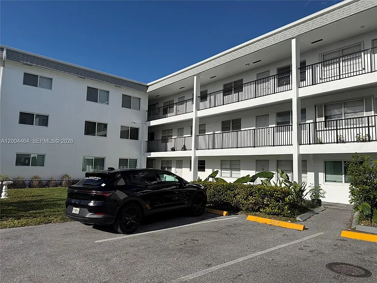 2415 Lincoln St #305 — Photo 1
