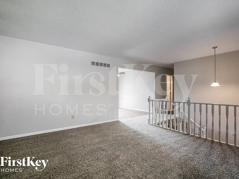606 NE Park Cir — Photo 4