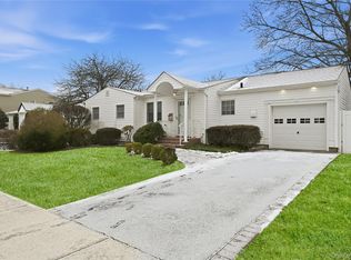 13 Cynthia Lane, Plainview, NY 11803