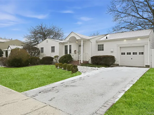 13 Cynthia Lane, Plainview, NY 11803