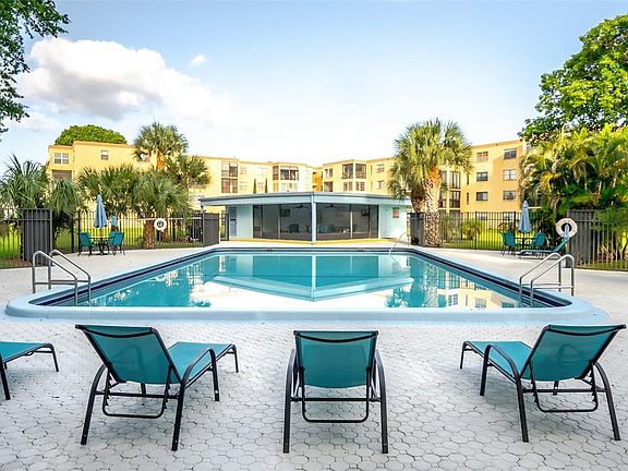 5th image of 9440 SW 8th St APT 308