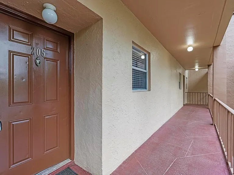 120 Sparrow Dr #205 — Photo 1