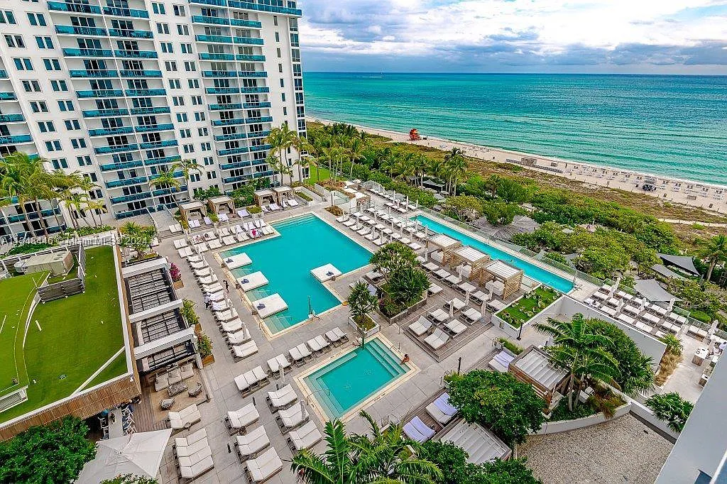 Roney Palace Condo — Photo 3