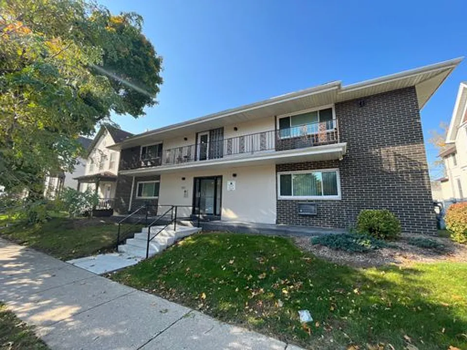 2425 N Oakland Ave
